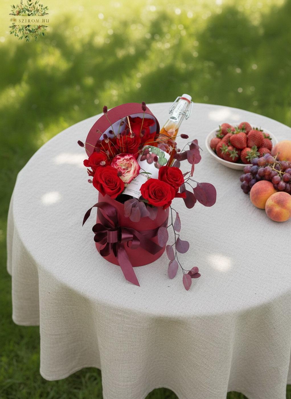 flower delivery Budapest - Fruit wine among red roses in cylinder box (8 stems)