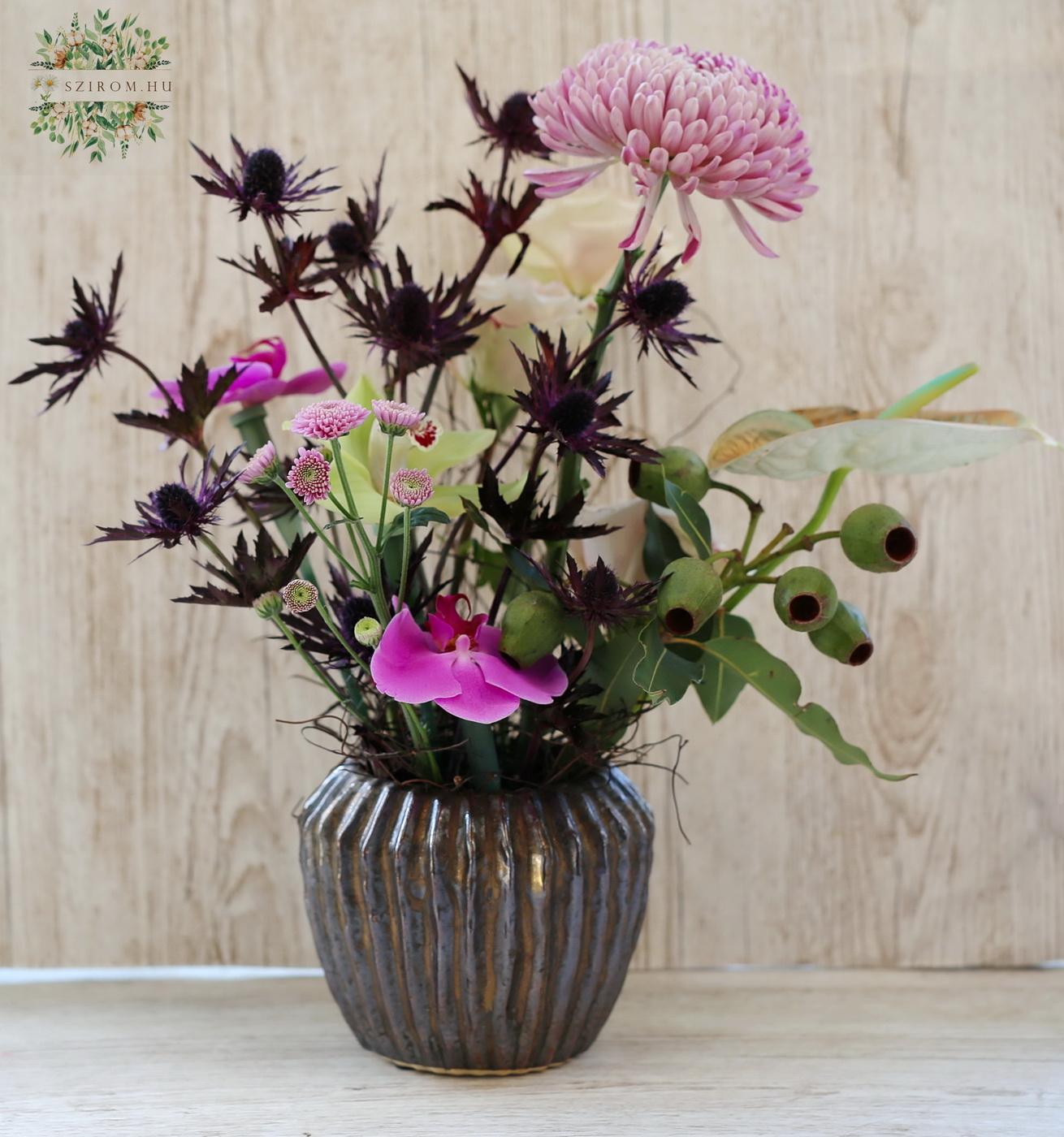 Blumenlieferung nach Budapest - Besondere Keramikschale mit besonderen Blumen und Metallic-Farben