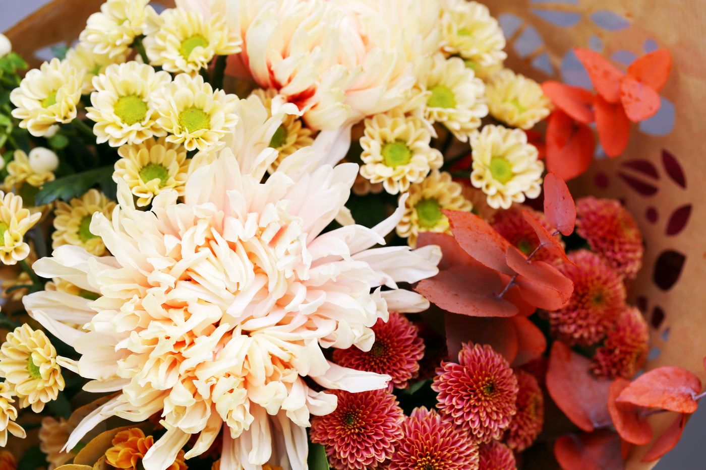 Blumenlieferung nach Budapest - Santinis in warmen Farben im Strauß