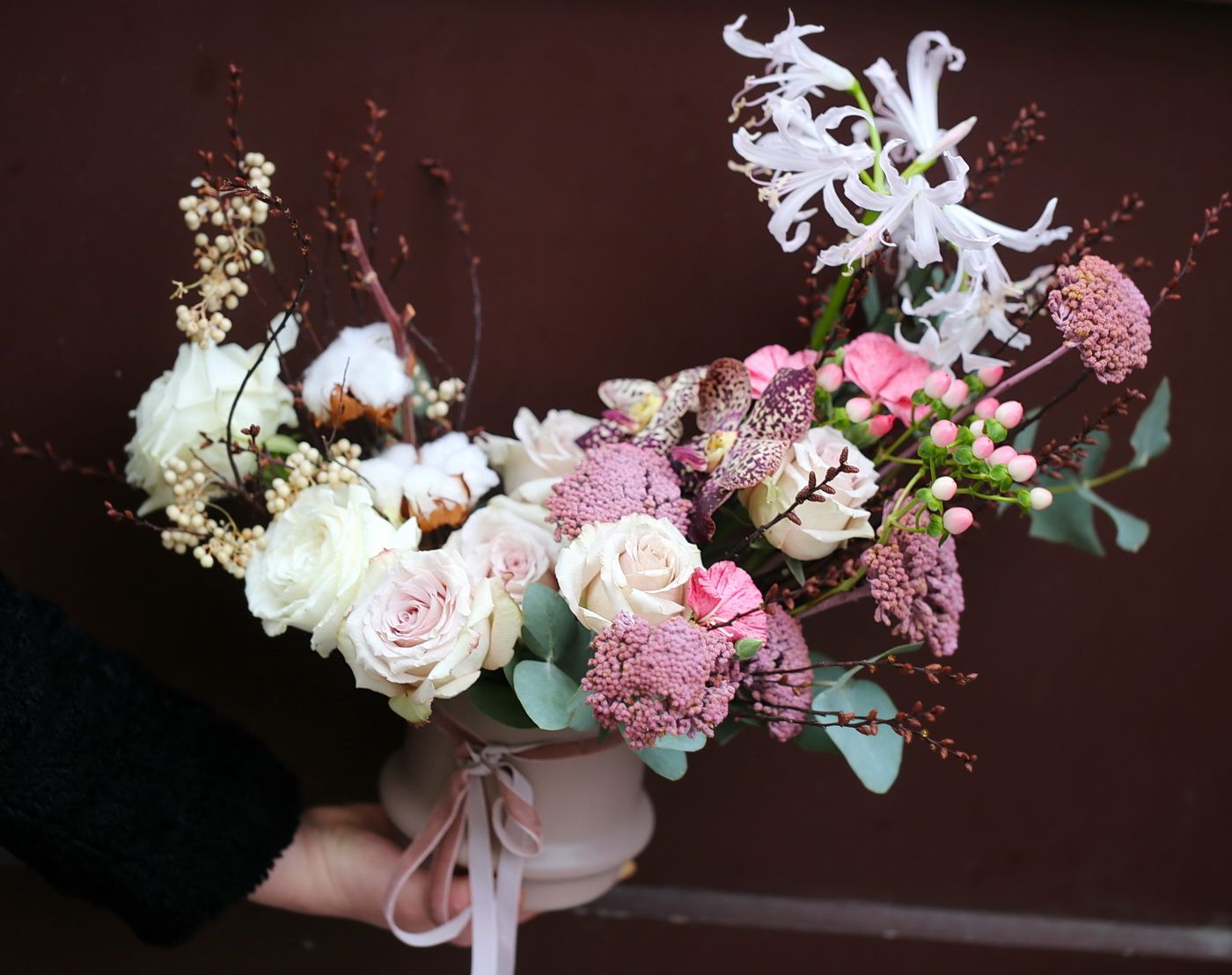 flower delivery Budapest - Crescent moon flowerbowl in the color of the year Mocha Mousse