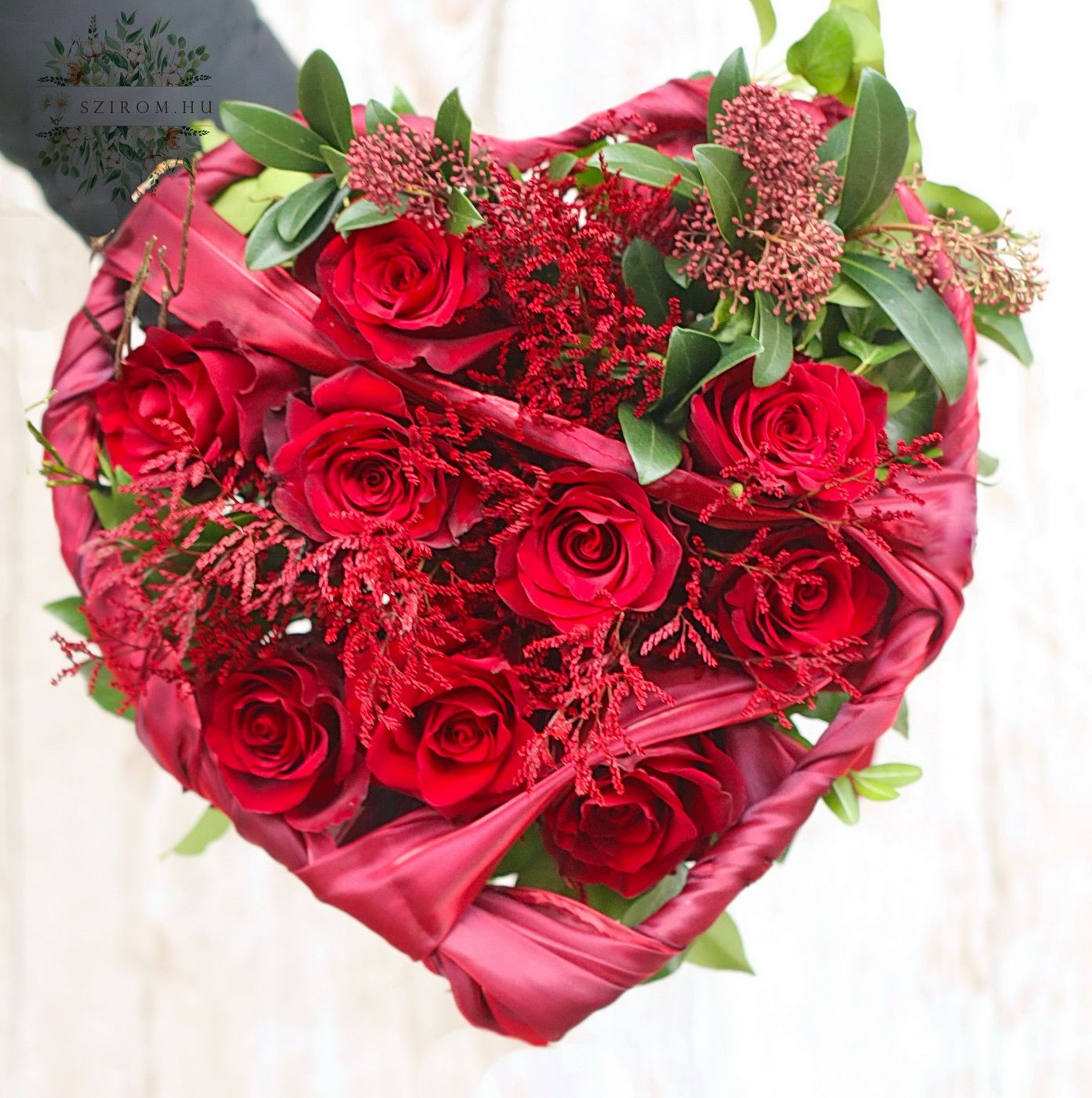 Blumenlieferung nach Budapest - Herzstrauß mit 9 roten Rosen, rote seidige Straußbasis