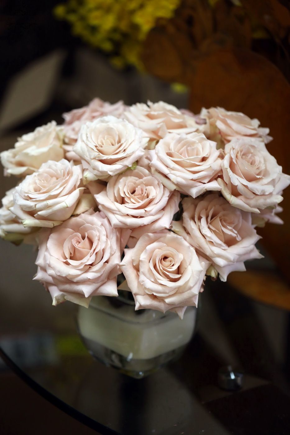 flower delivery Budapest - 23 sand color roses in glass cube