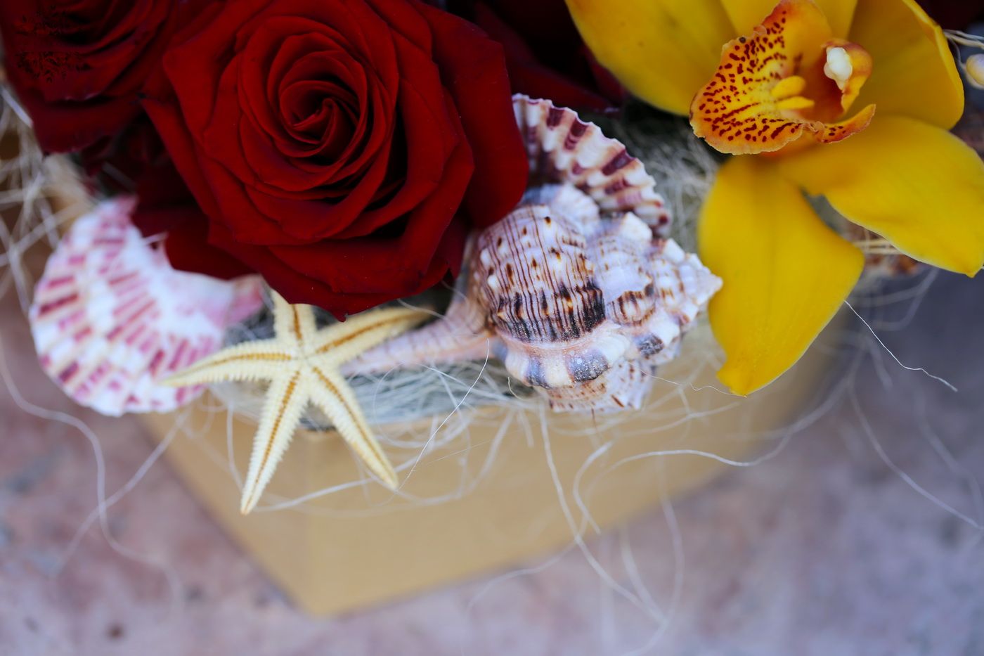 flower delivery Budapest - Summer red rose heart box with seashells and orchid