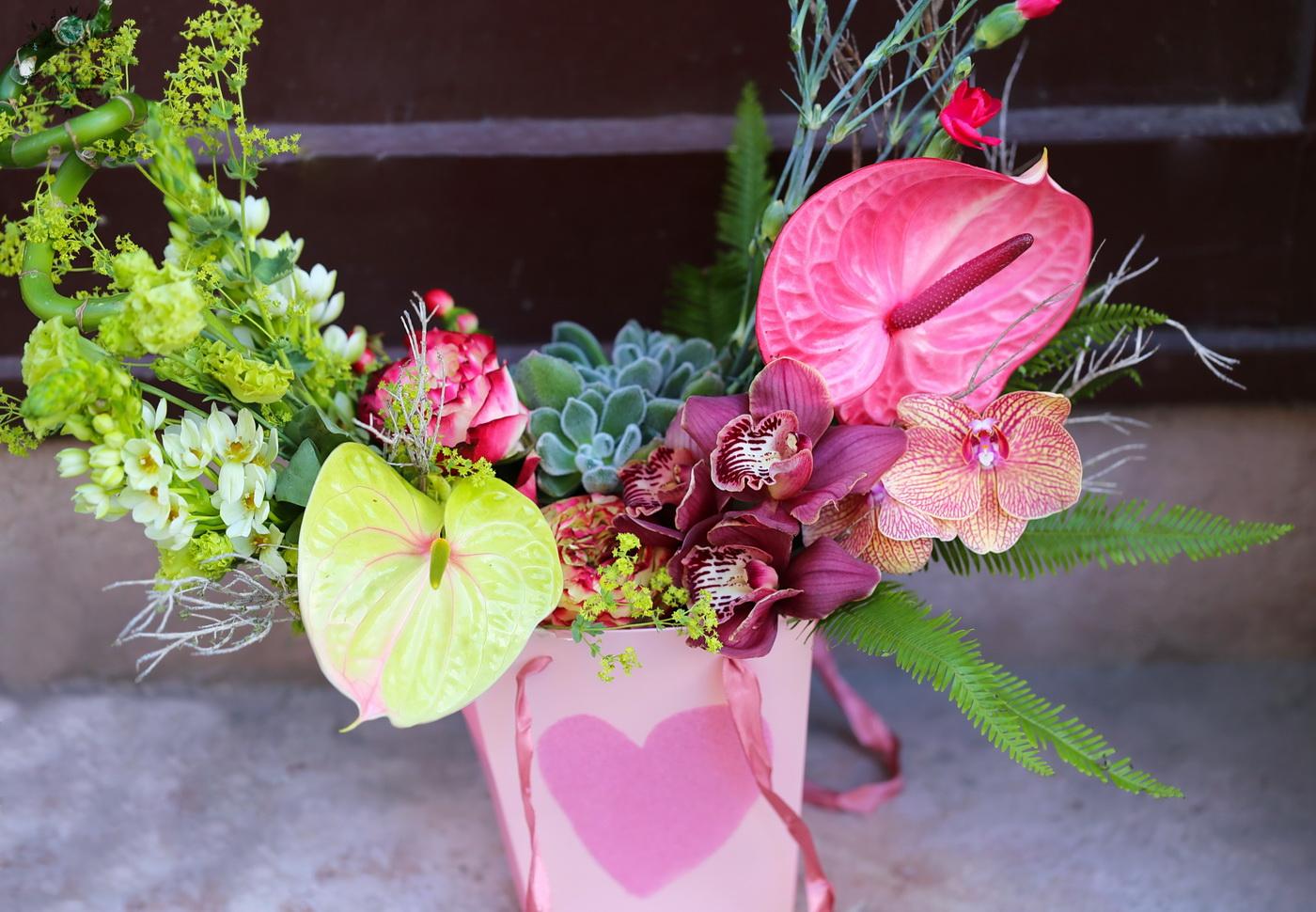 Blumenlieferung nach Budapest - Sommerliches Blumenarrangement mit Halbmond in einer Papiertüte mit Herzmuster