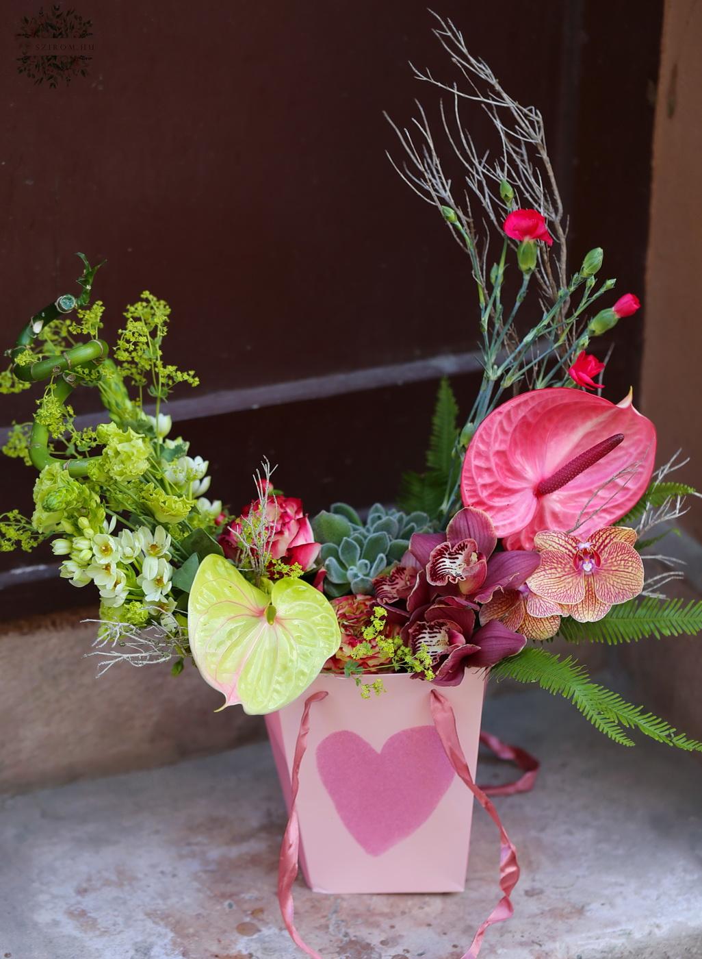 Blumenlieferung nach Budapest - Sommerliches Blumenarrangement mit Halbmond in einer Papiertüte mit Herzmuster