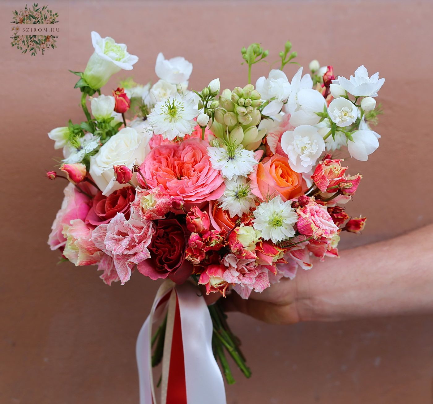 Blumenlieferung nach Budapest - Moderner Brautstrauß in Halbmondform mit englischen Rosen (Koralle, Creme, Weiß)