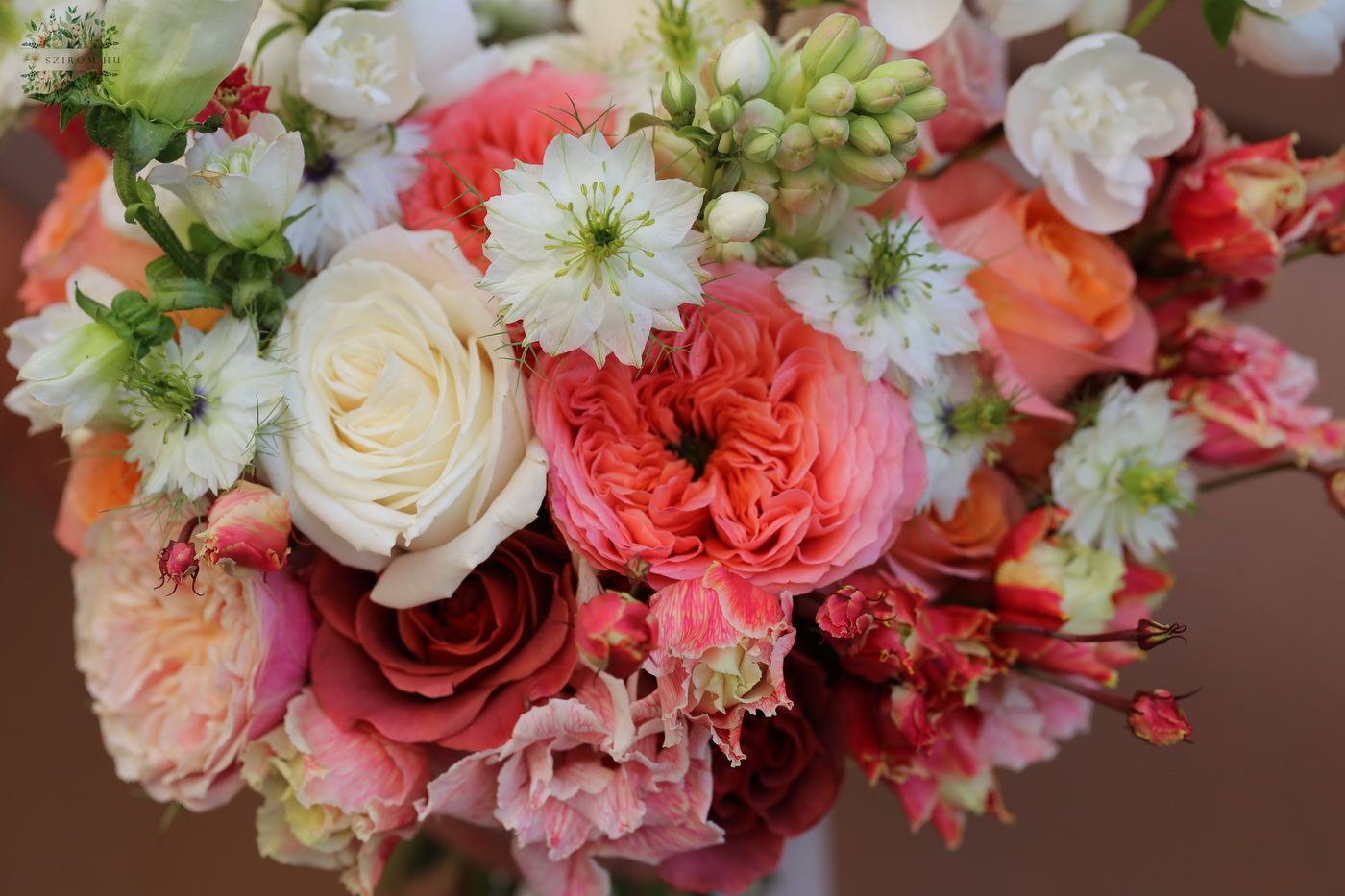 Blumenlieferung nach Budapest - Moderner Brautstrauß in Halbmondform mit englischen Rosen (Koralle, Creme, Weiß)
