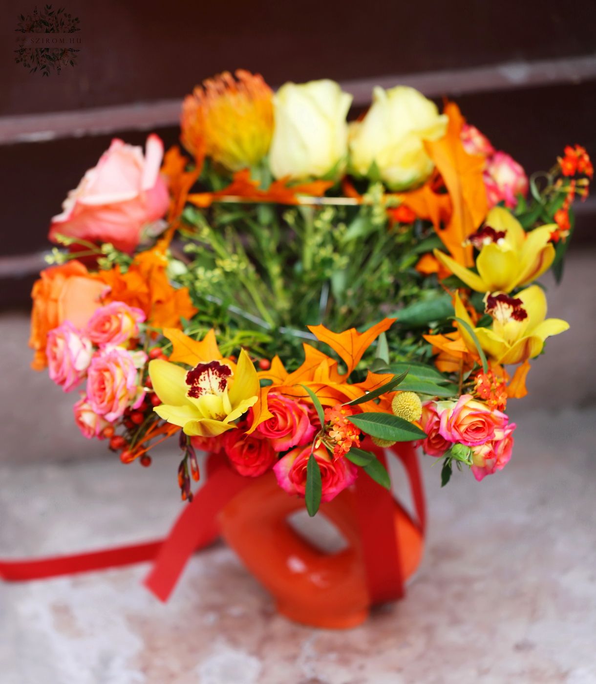 Blumenlieferung nach Budapest - Herbststrauß für Würfelköpfe, mit quadratischer Vase