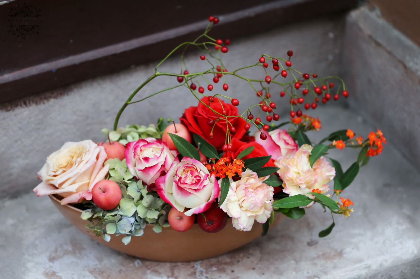 Blumenlieferung nach Budapest - Herbstblumenboot mit Äpfeln