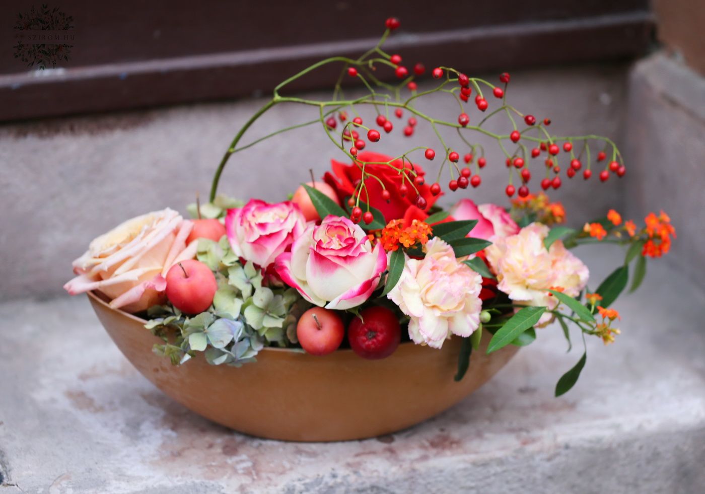 Blumenlieferung nach Budapest - Herbstblumenboot mit Äpfeln