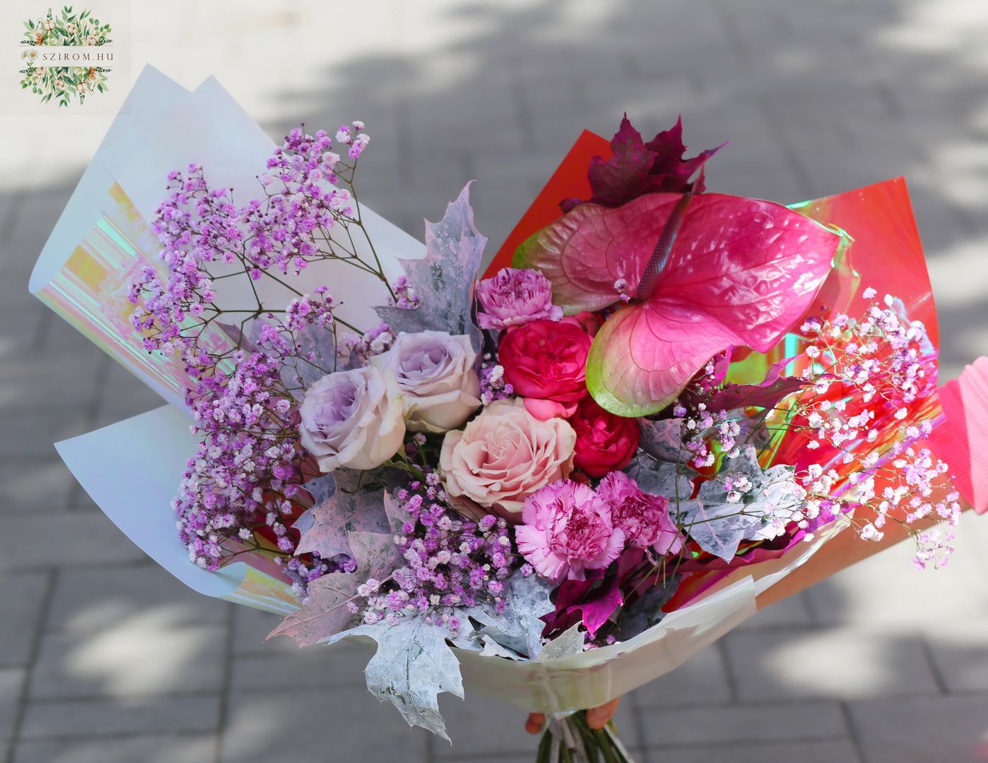 Blumenlieferung nach Budapest - Lila Herbstlicher Halbmondstrauß mit farbigen Eichenblättern, englischen Rosen, Anthurium