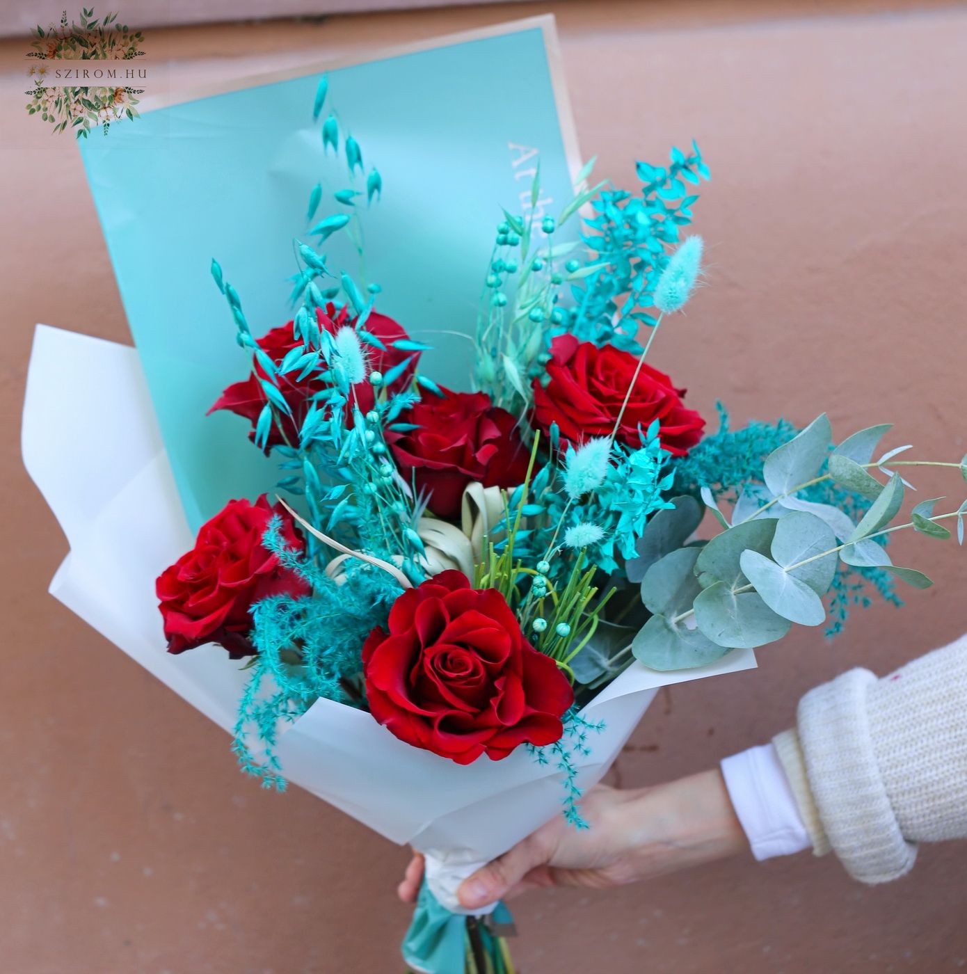 Blumenlieferung nach Budapest - Rote Rosen in einem türkisfarbenen Strauß (5 Stück)