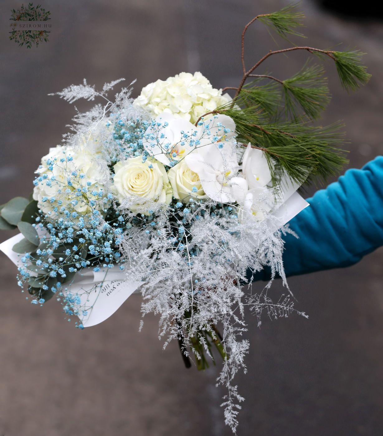 flower delivery Budapest - Cloud bouquet in the theme of the color of the year cloud dancer