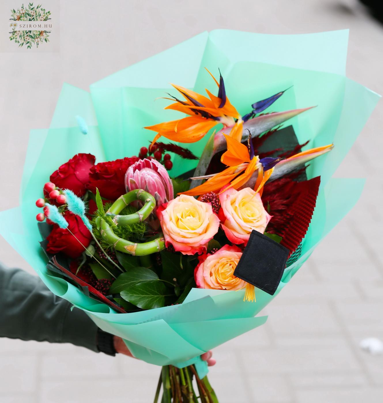 Virágküldés Budapest - Ballagási csokor trópusi hangulatú virágokkal ( Strelitzia, protea, szerencsebambusz )