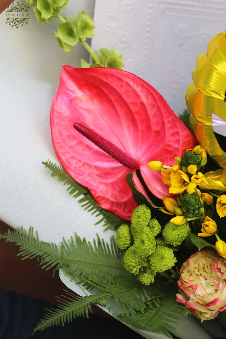 Blumenlieferung nach Budapest - Abschlussstrauß mit Smiley-Ballon und tropischen Blumen