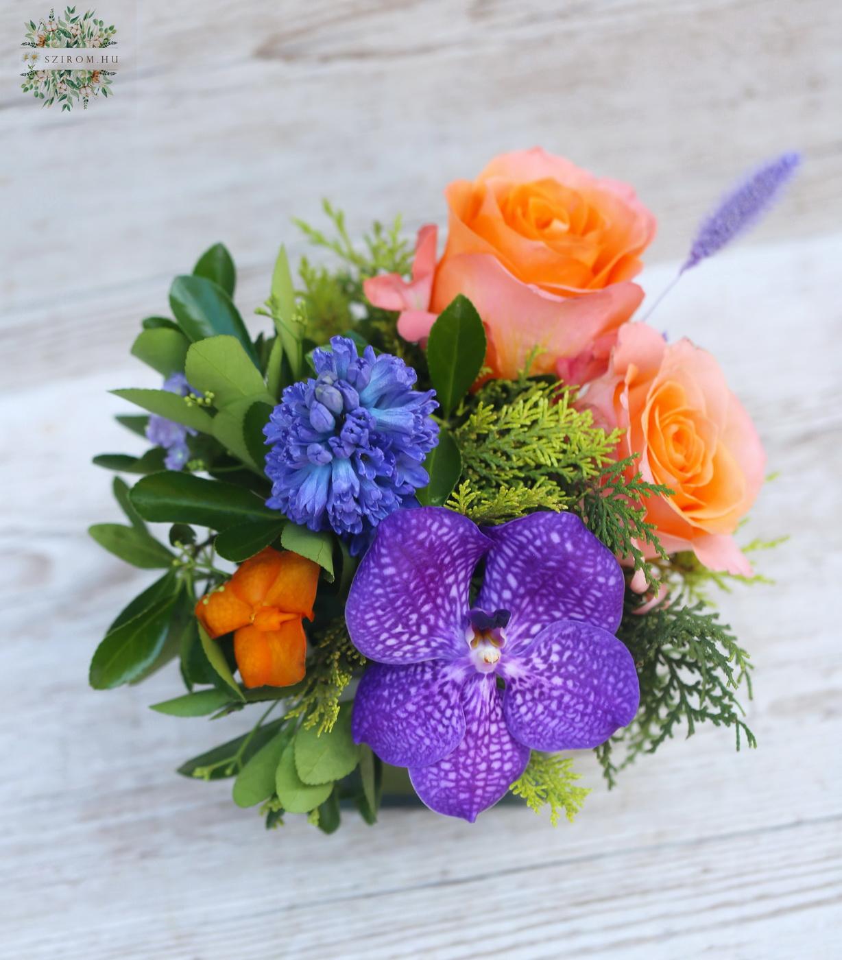 Blumenlieferung nach Budapest - Sommerlicher Glaskubus mit Korallenrosen und Orchideen