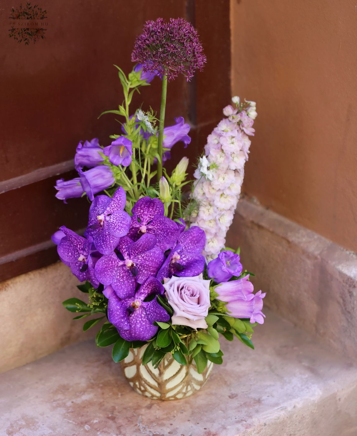 Blumenlieferung nach Budapest - Vanda-Orchideenstiel mit lila Blüten in einem schönen Topf