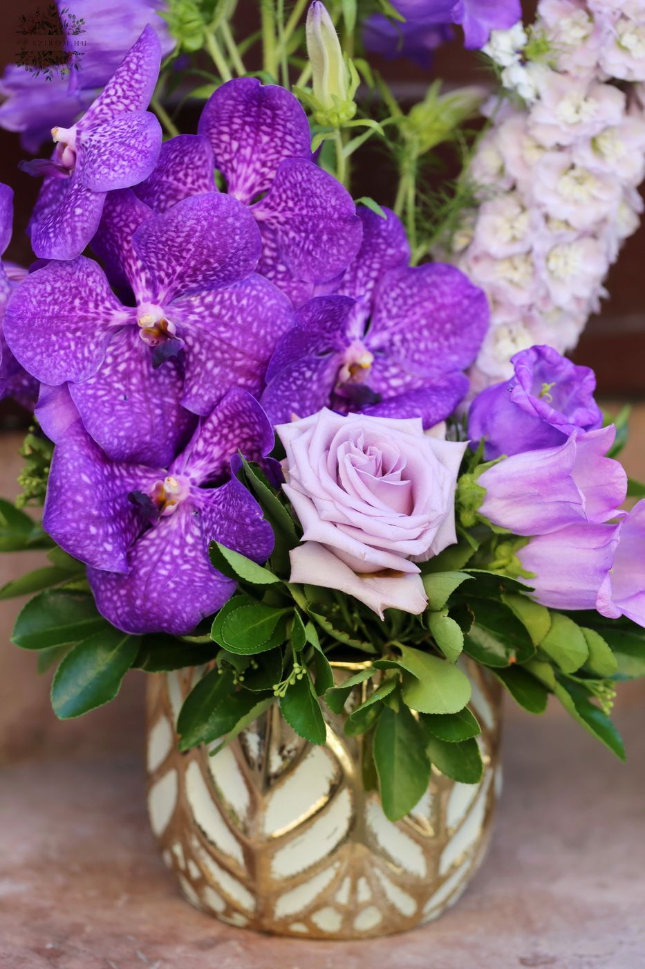 Blumenlieferung nach Budapest - Vanda-Orchideenstiel mit lila Blüten in einem schönen Topf