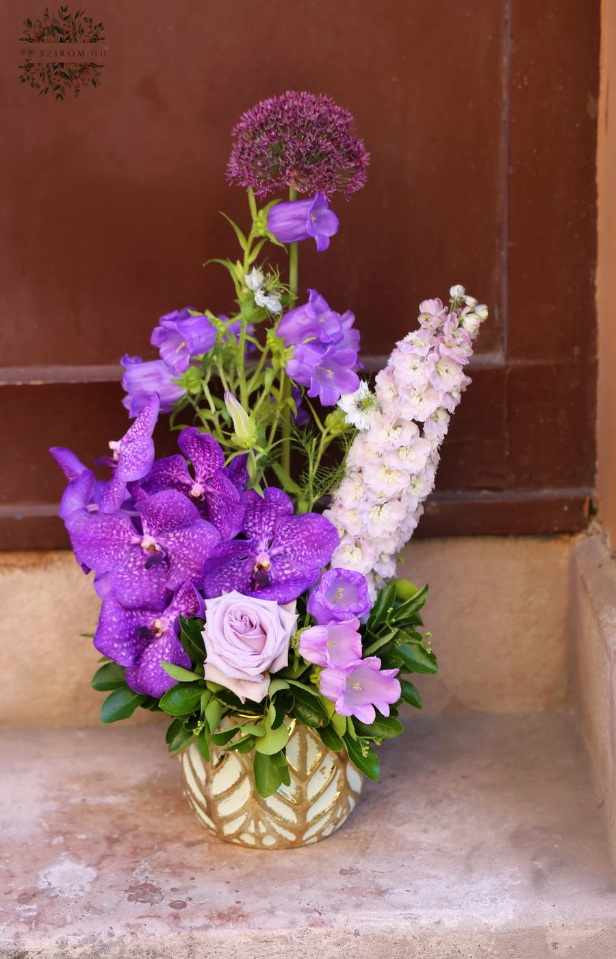 Blumenlieferung nach Budapest - Vanda-Orchideenstiel mit lila Blüten in einem schönen Topf