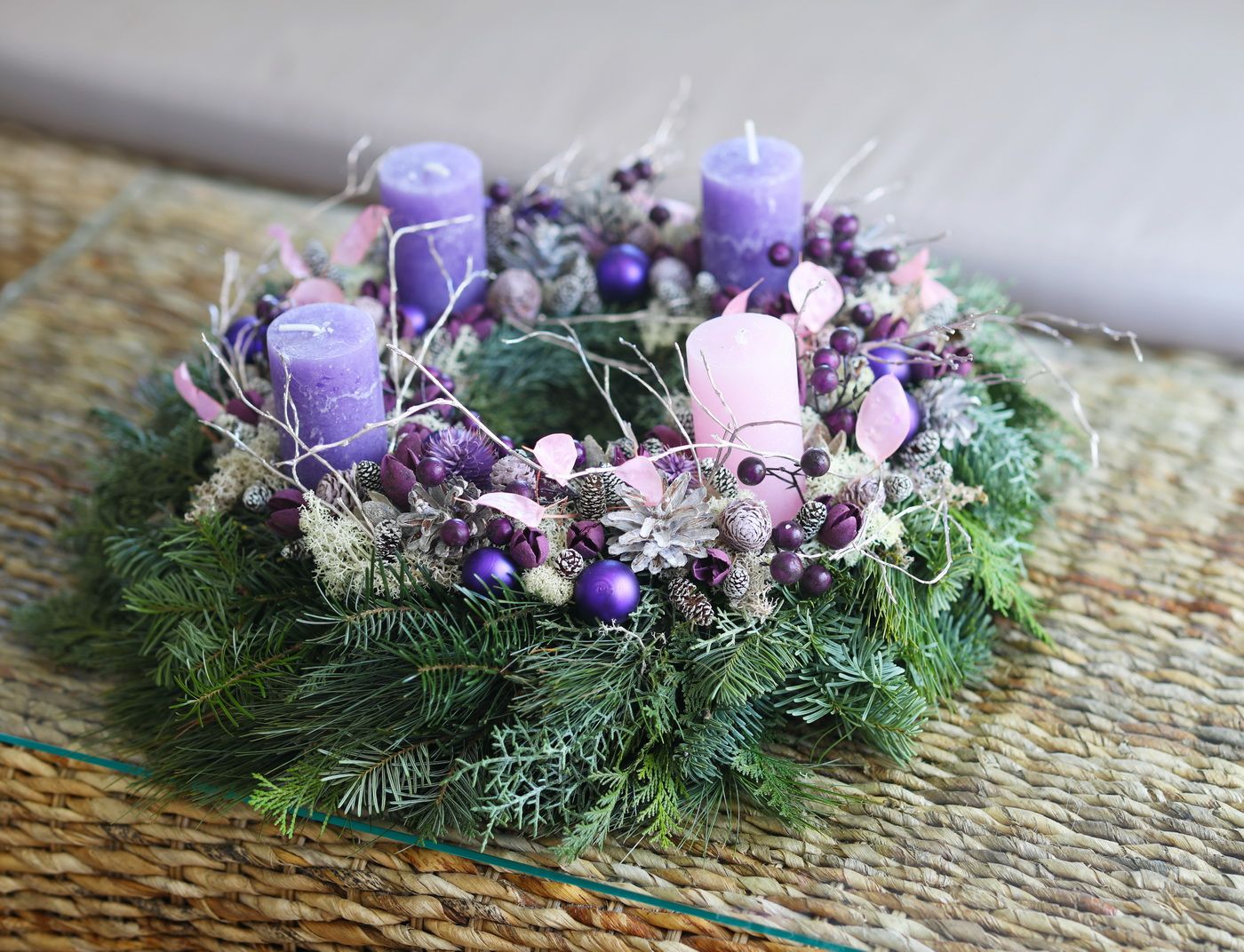 Blumenlieferung nach Budapest - Adventskranz in traditionellen Farben, Rosa, Lila, mit Tannenzweigen