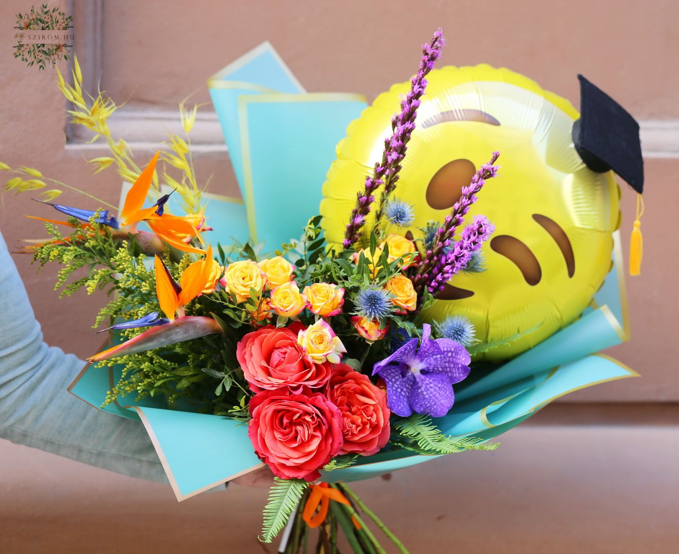 Blumenlieferung nach Budapest - Abschlussstrauß mit Strelizie, Orchidee, Ballon mit Hut