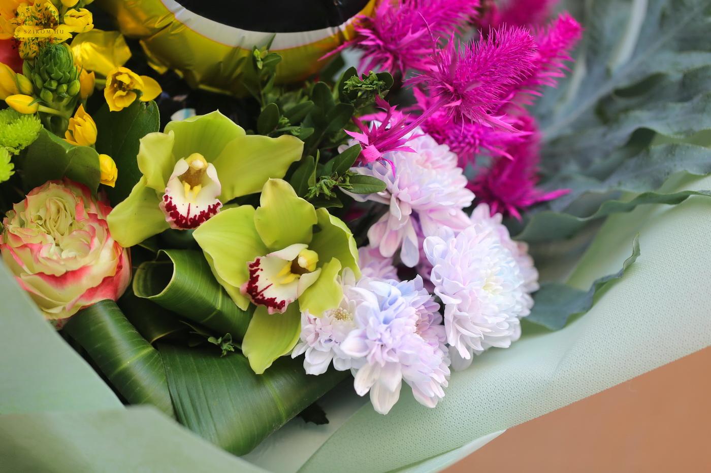 Blumenlieferung nach Budapest - Abschlussstrauß mit Smiley-Ballon und tropischen Blumen