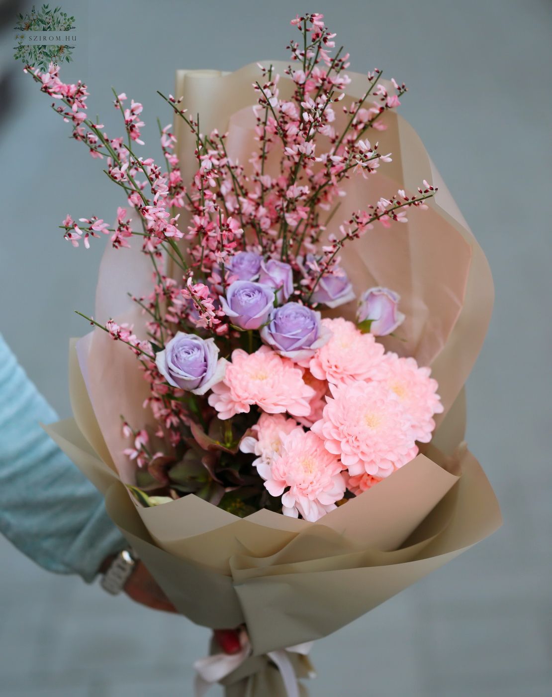 flower delivery Budapest - Peach chrysanthemum with scented ginestra, spray roses (7 stems)