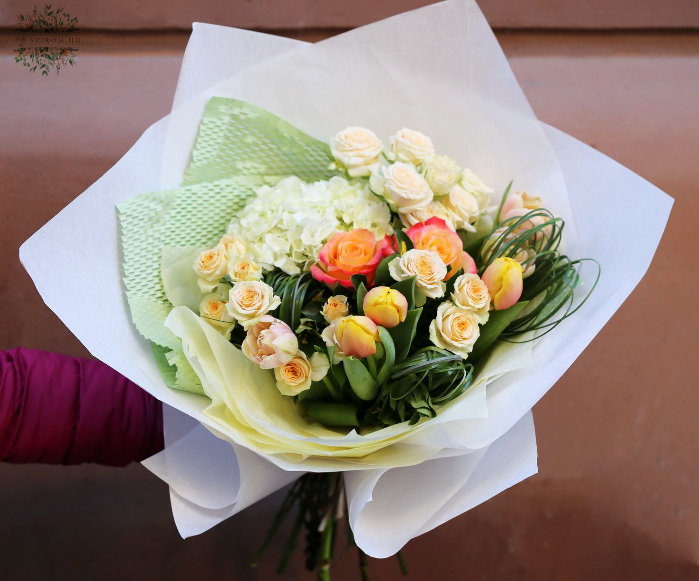 Blumenlieferung nach Budapest - Zarter, pfirsichfarbener Frühlingsstrauß mit Tulpen, Rosen, Hortensien (14 Stiele)