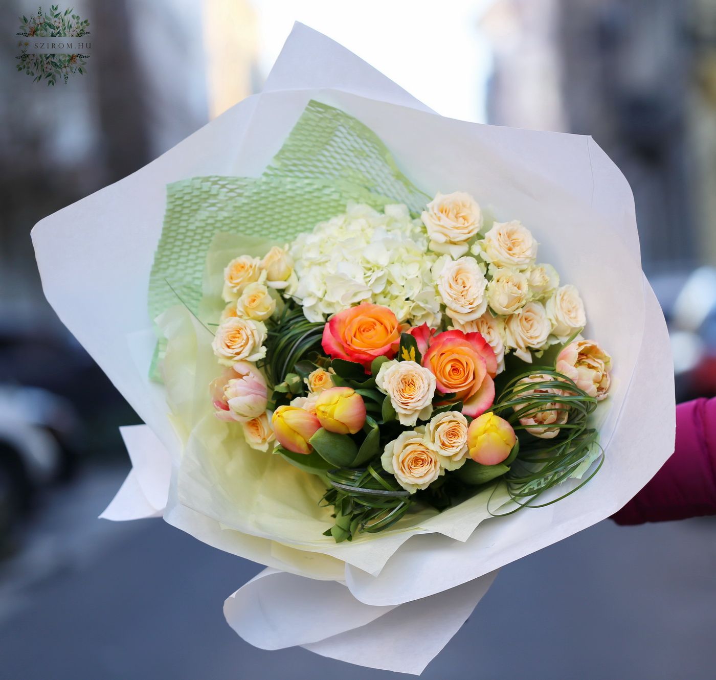 Blumenlieferung nach Budapest - Zarter, pfirsichfarbener Frühlingsstrauß mit Tulpen, Rosen, Hortensien (14 Stiele)