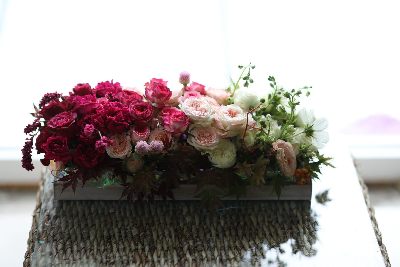 Blumenlieferung nach Budapest - Sprührosen in einer Holzkiste, mit Farbverlauf