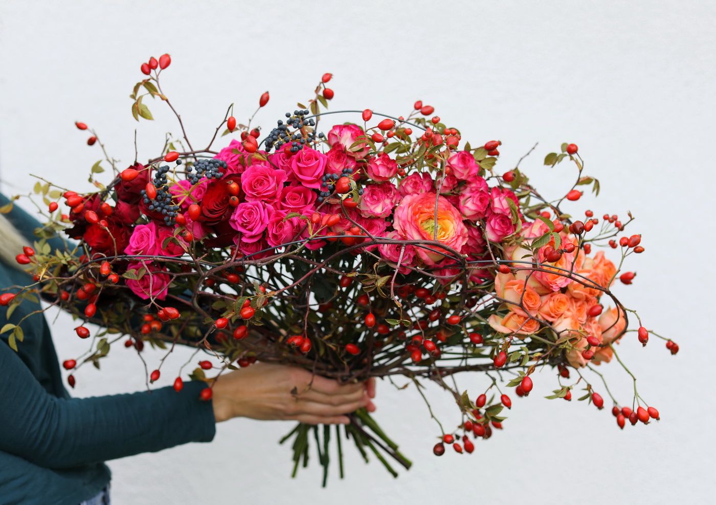 flower delivery Budapest - Fan bouquet with rosehips, spray roses, in color gradient