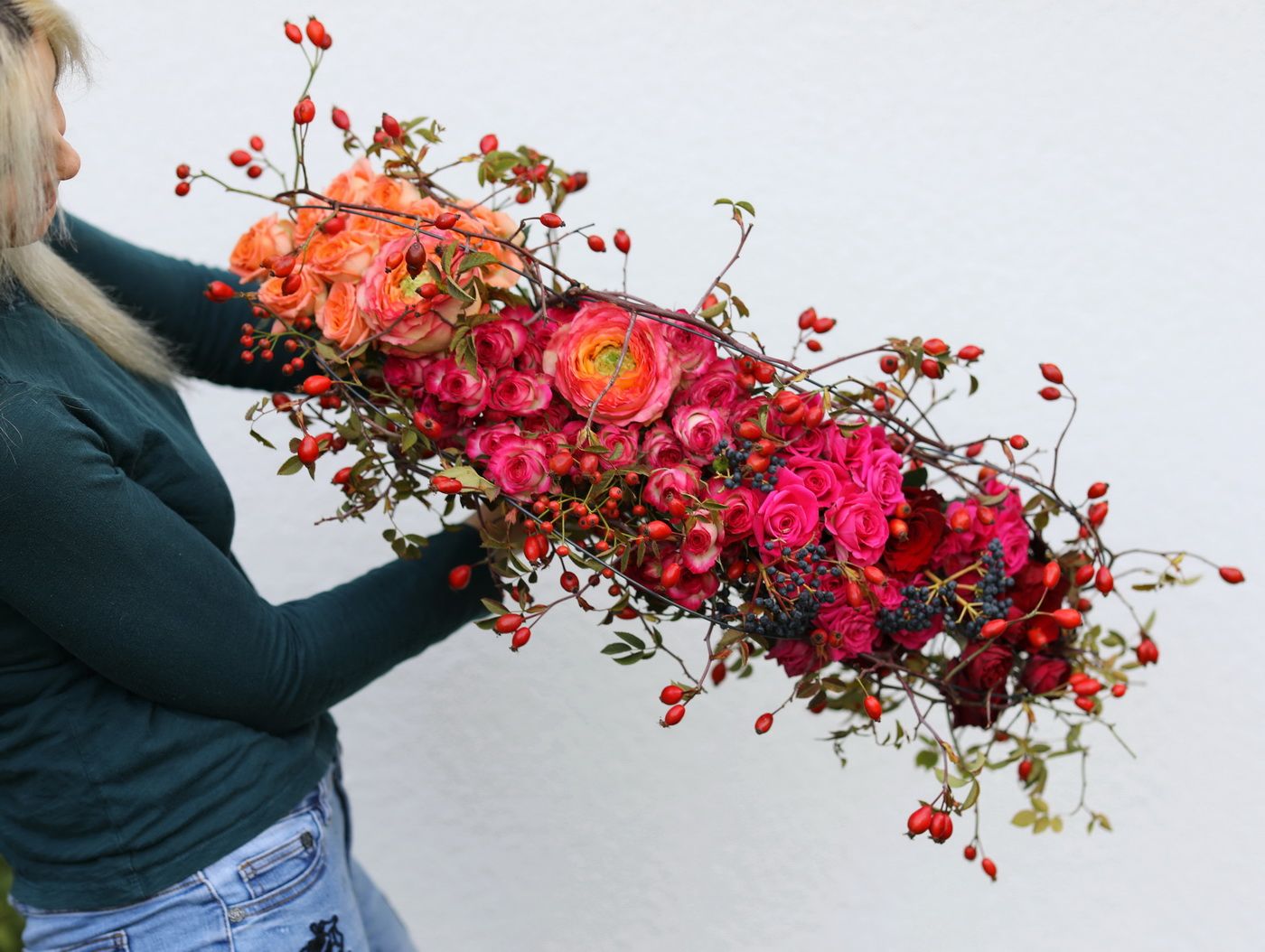 flower delivery Budapest - Fan bouquet with rosehips, spray roses, in color gradient
