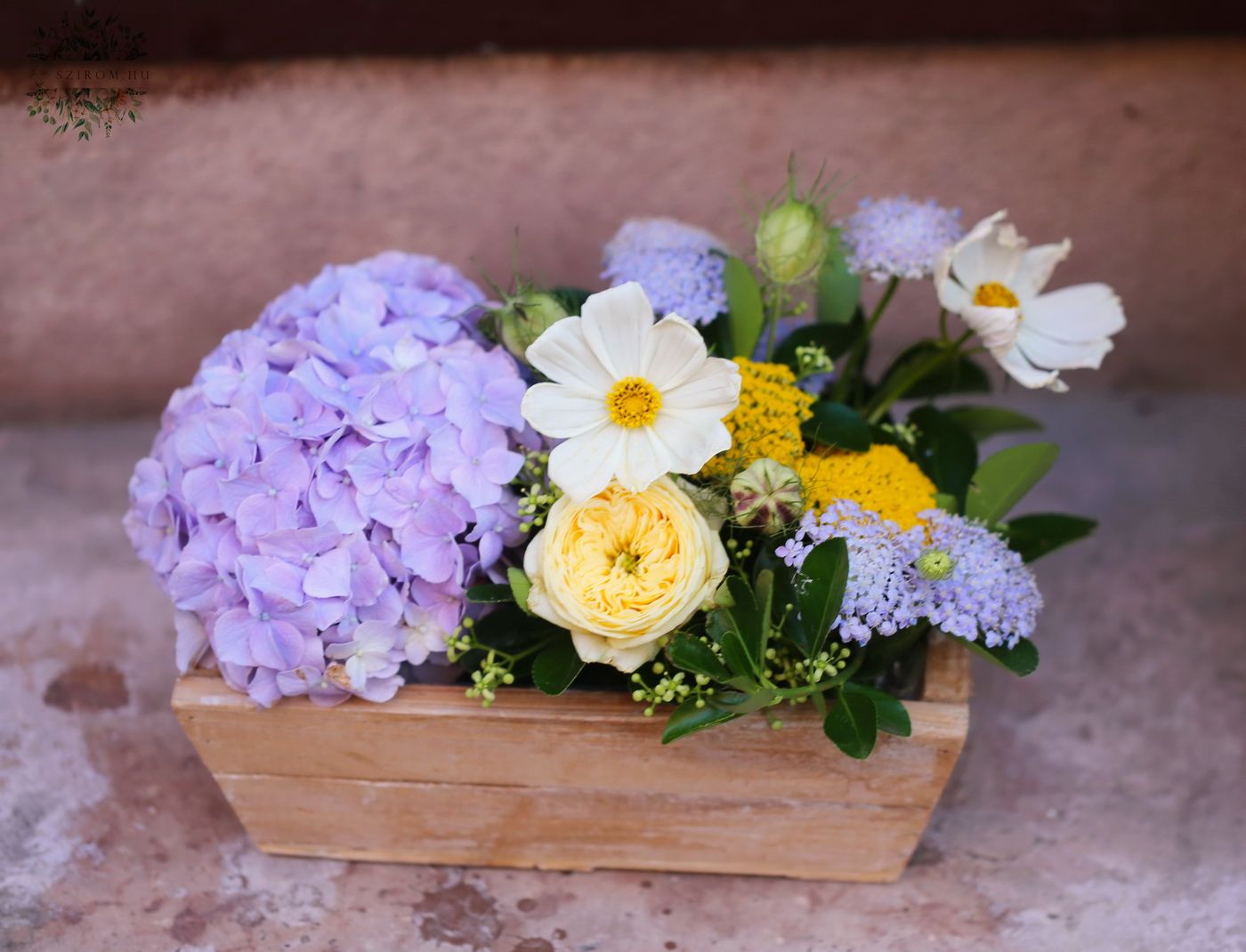 Blumenlieferung nach Budapest - Holzschale mit Sommerblumen, Hortensien
