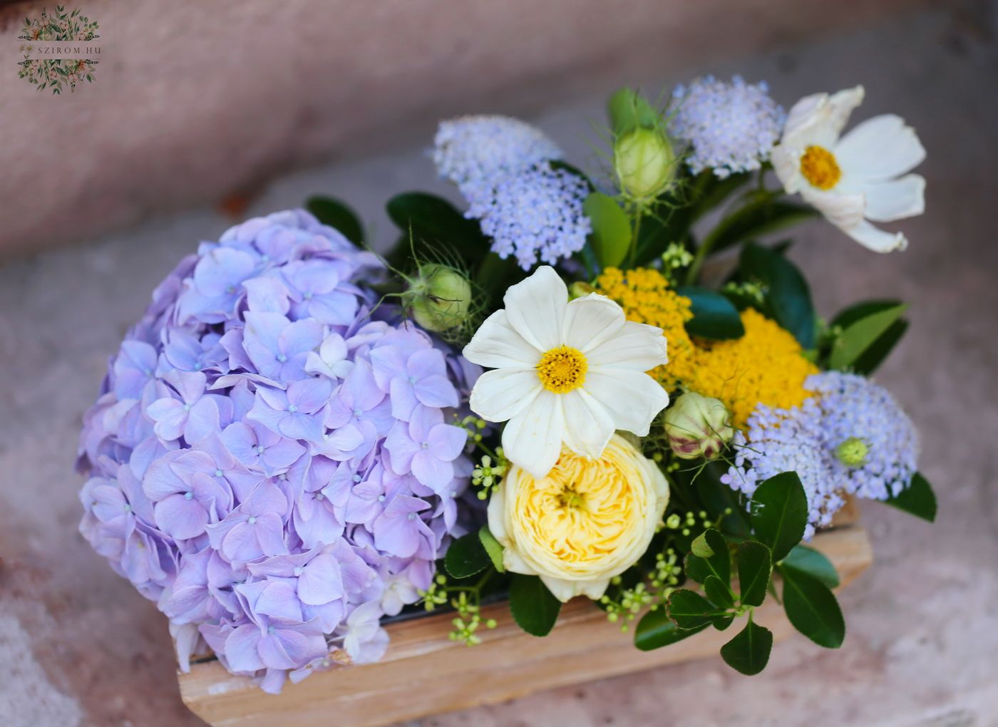 Blumenlieferung nach Budapest - Holzschale mit Sommerblumen, Hortensien