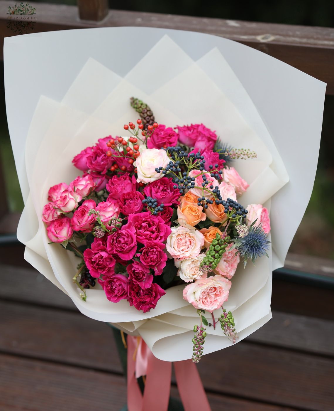 Blumenlieferung nach Budapest - Wunderschöne Sprayrosen in einem herbstlichen Strauß