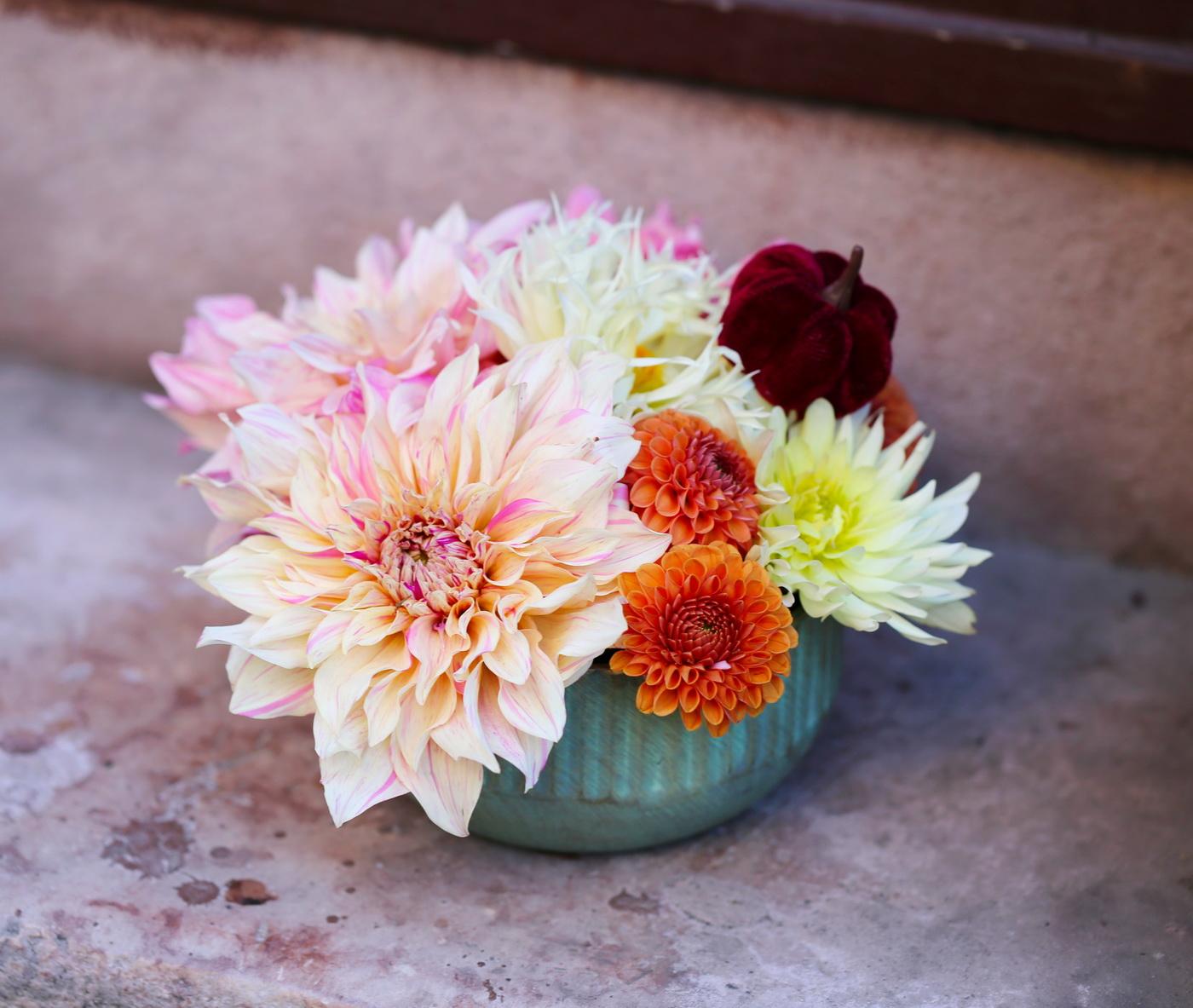 Blumenlieferung nach Budapest - Wunderschöne Dahlien in einem herbstlichen Metallic-Topf, mit einer Kürbisfigur mit seidigem Glanz