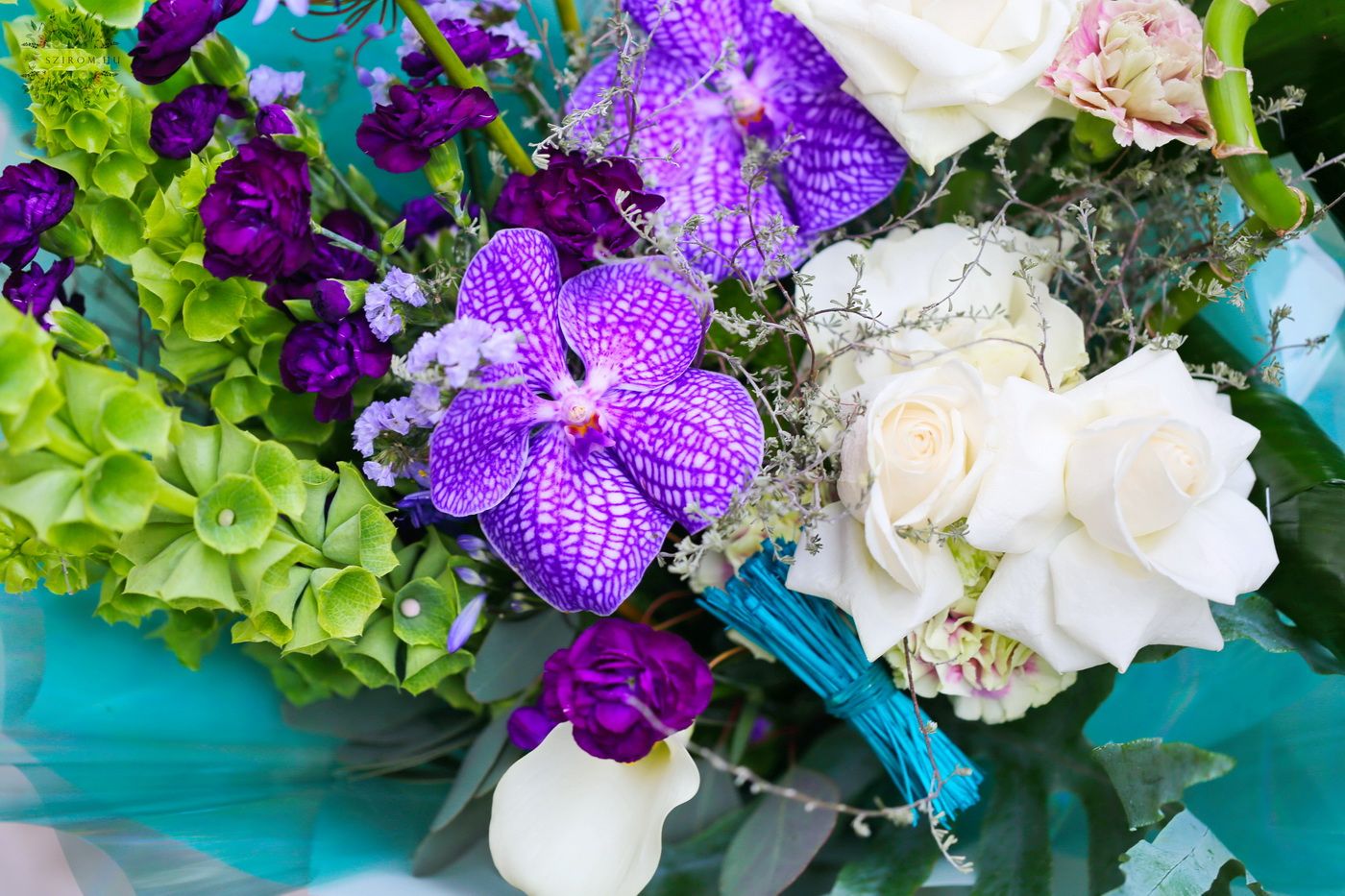 Blumenlieferung nach Budapest - Halbmondstrauß mit Vanda-Orchideen (18 Stiele)