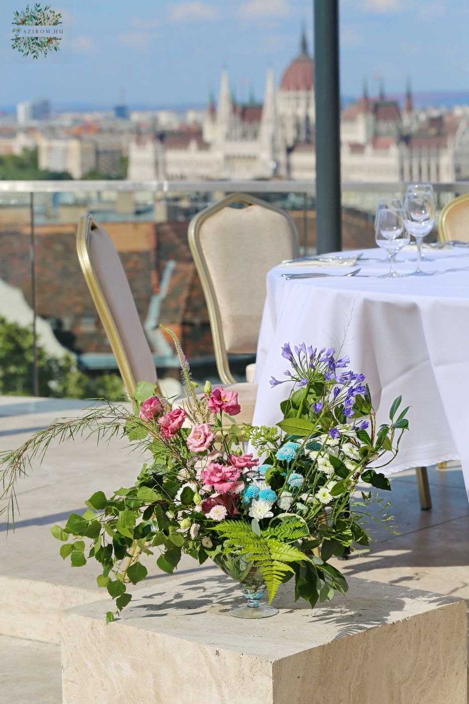 Virágküldés Budapest - Holdkaréj alakú virágdísz (kék, rózsaszín, liziantusz, santini, agapanthus, Budapest, Aranybástya Étterem)