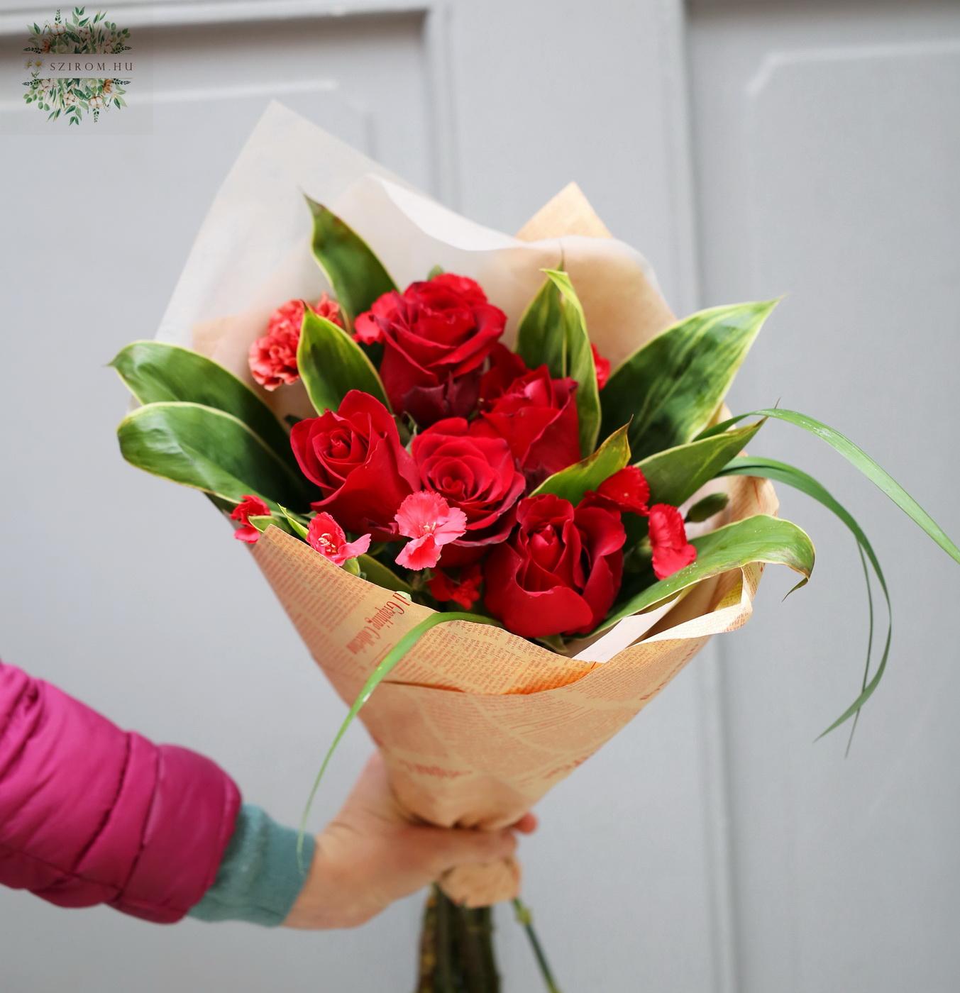 Blumenlieferung nach Budapest - Kleine Rote Rosen Strauss mit Solomio Nelken (5+5 Stiele)