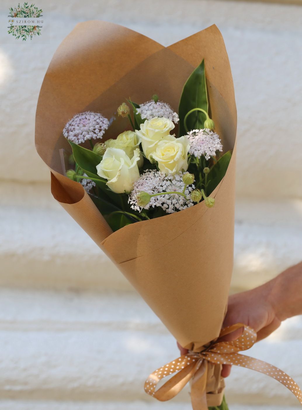 Blumenlieferung nach Budapest - Kreme Rosen mit Didiscus (10 Stiele)