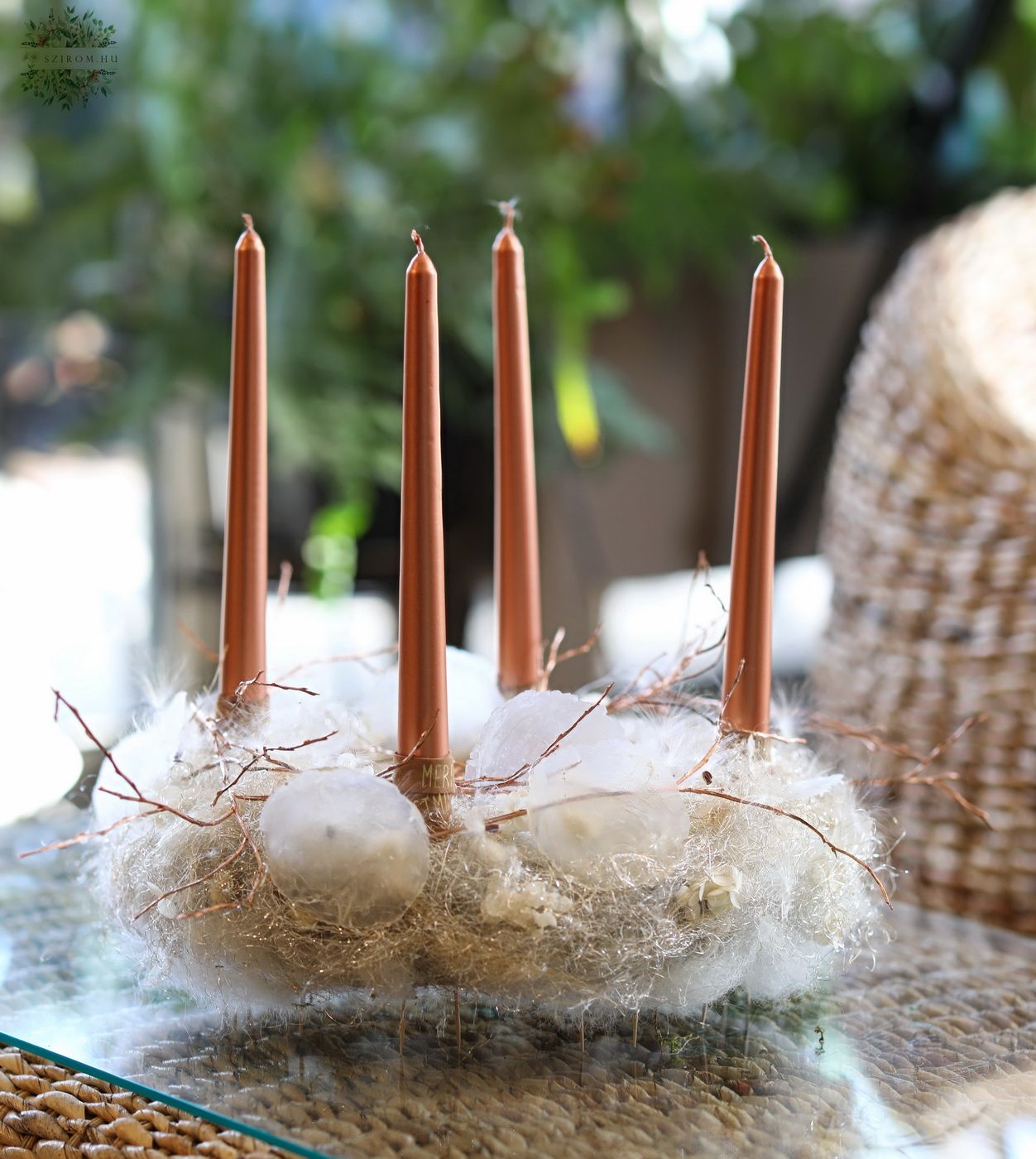 Virágküldés Budapest - Különleges légies adventi koszorú ezüst angyalhajból, bronz ágakkal, kagyló lapokkal (35cm)