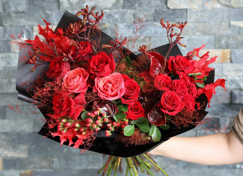 Blumenlieferung nach Budapest - Flammender Halbmondstrauß mit roten Rosen