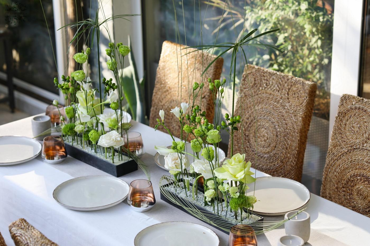 Blumenlieferung nach Budapest - Luftig moderne Hochzeits-/Event-Tischdeko für lange Tafel 2 teilig (Grün, Weiß, Rose, Calla, Freesie, Lisianthus)