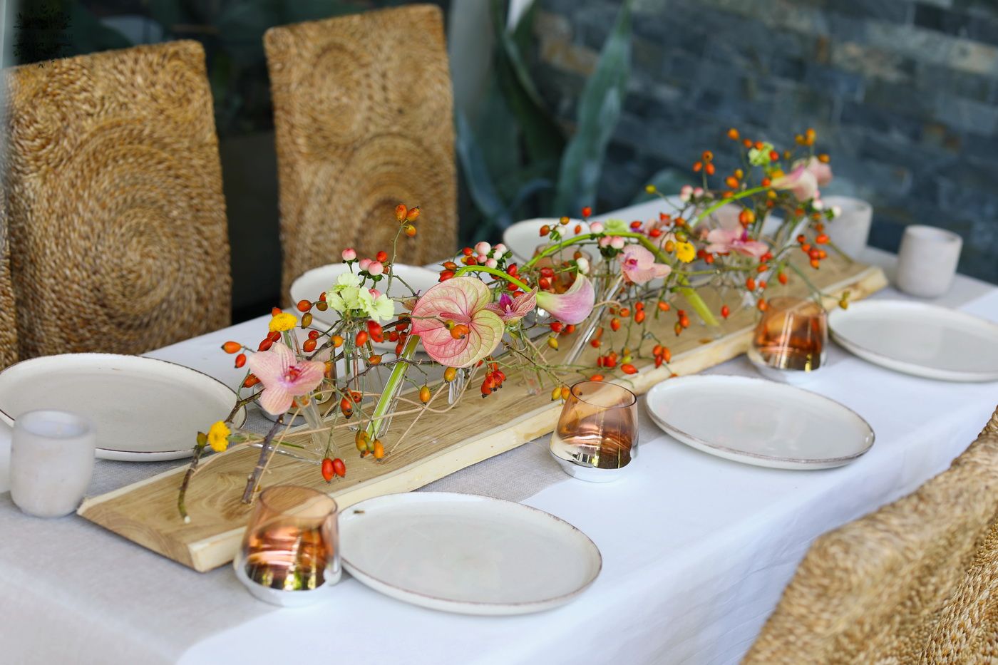 Blumenlieferung nach Budapest - Moderne Tischdekoration mit Röhrchen, für Hochzeiten und Events (Hagebutte, Orchidee, Calla, Anthurie, Rosa, Pfirsich, Rot)
