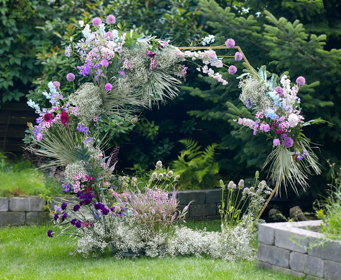 Virágküldés Budapest - Modern hatszögletű boldogságkapu lila virágokkal (Budapest, agapantusz, delphinium, allium, anthurium, rezgő, szegfű)