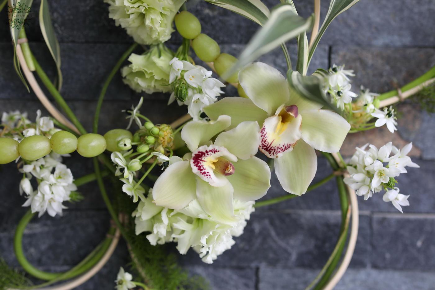 Virágküldés Budapest - modern karika csokor orchideával (ornithogalum, kála, orchidea, zöld)