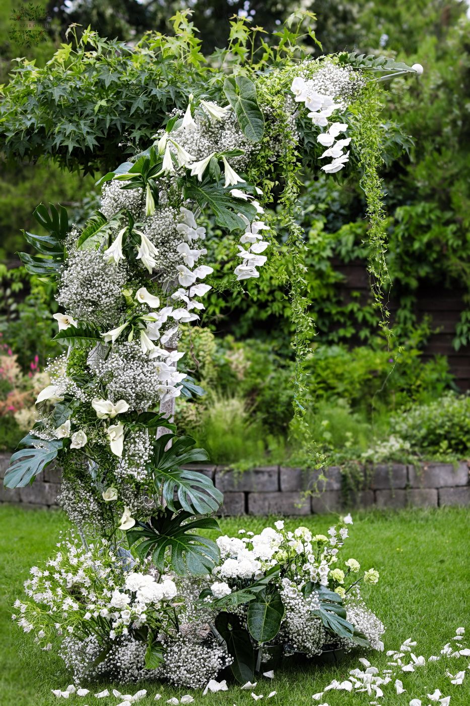 Blumenlieferung nach Budapest - Moderner Blumentor mit weißen Blüten, Orchidee, Hängelilie, Schleierkraut, Rose (Budapest)