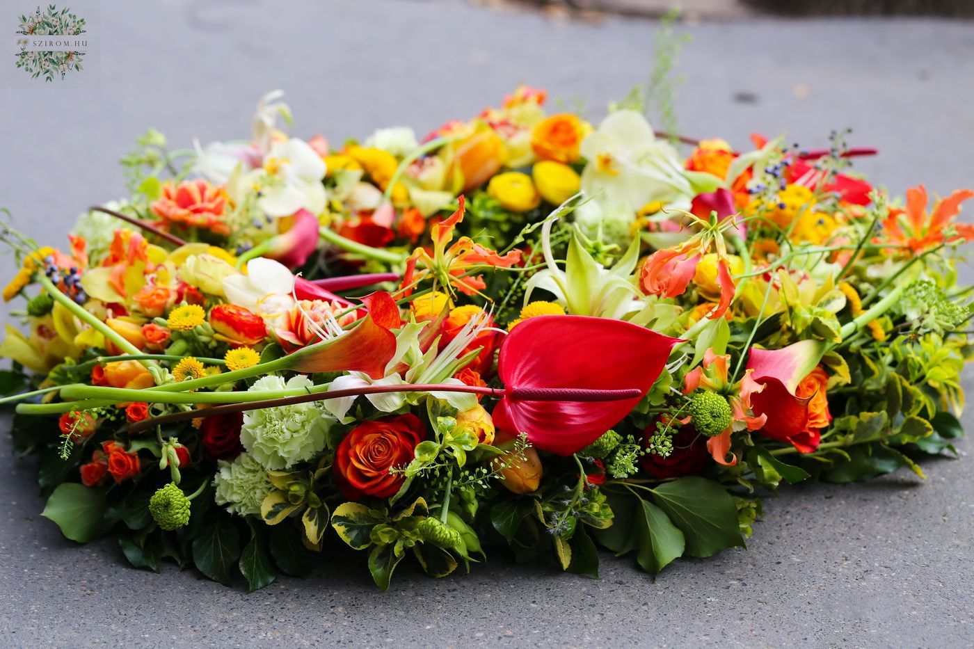 Blumenlieferung nach Budapest - Moderner exklusiver Kranz in flammenden Farben (118 Stiele, 90cm)