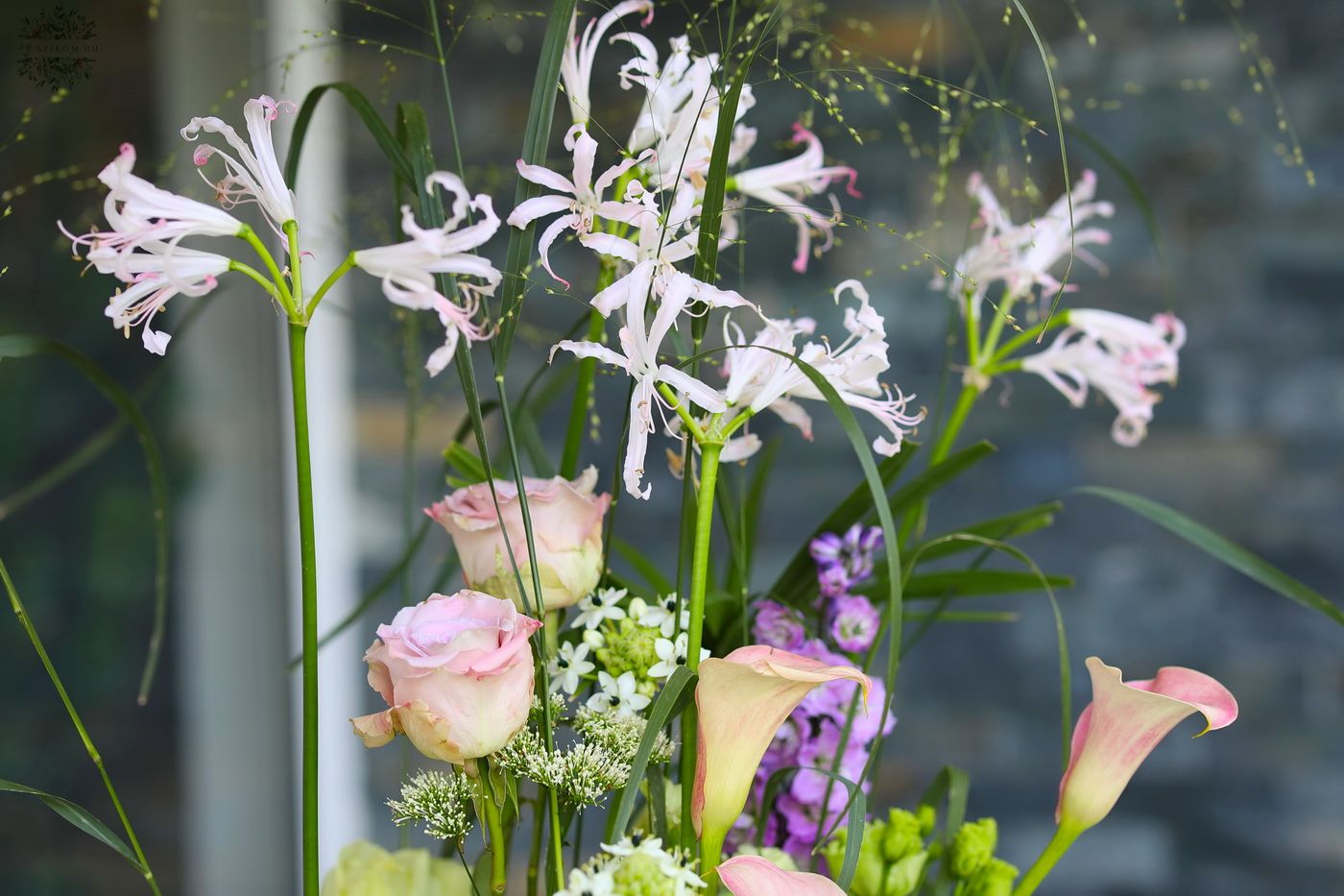 Blumenlieferung nach Budapest - Moderne, luftige Hochzeit, Event Tischdekoration, Basis mit Röhrchen (lila, grün, Calla, Rose, Nerine, Rittersporn, Lisianthus)