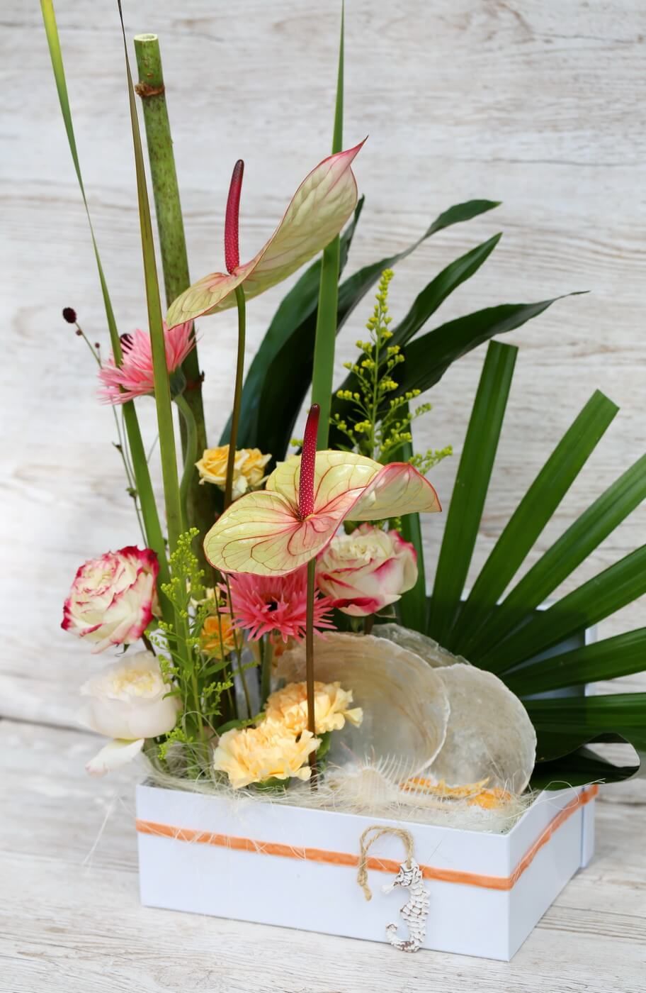 Blumenlieferung nach Budapest - Sommerlicher tropischer Sandstrand-Blumenkasten mit Flamingoblume, Kamm Muschel